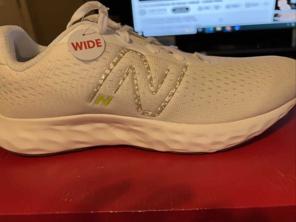 Zapatos para correr New Balance 520 V8 para mujer blancos anchos talla 11 Foto 2 de 4