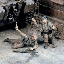 1/35 WWII German Infantry with Grenades Resin Figures Set of 2 Unassembled Kit