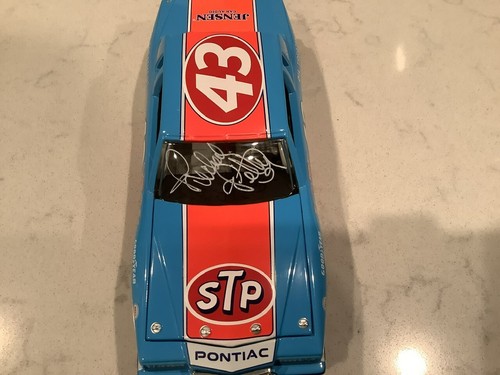 RICHARD PETTY AUTOGRAPHED 1984 STP 200TH WIN HISTORICAL SERIES DIECAST & CARD - Picture 8 of 20