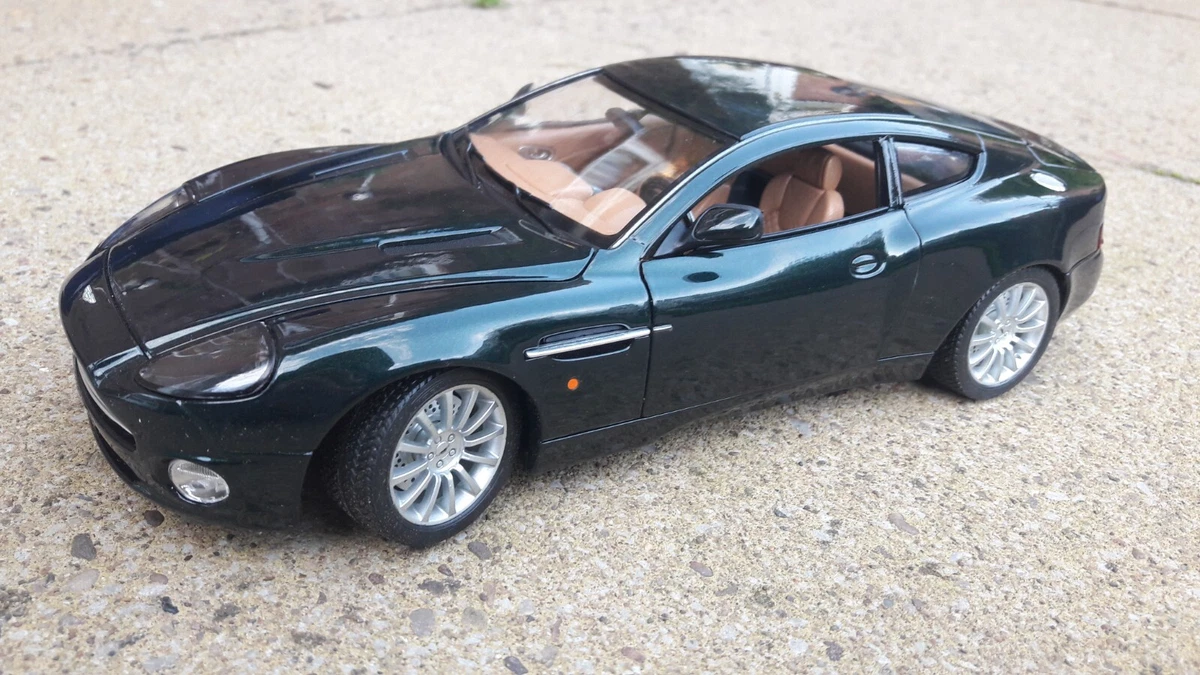 Burago 1/18 Scale Diecast DC18722C Aston Martin Vanquish
