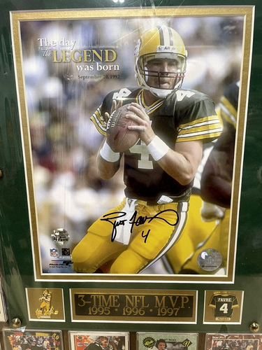 Brett Favre Autographed Photos, framed with 14 other cards, COA - Picture 4 of 10