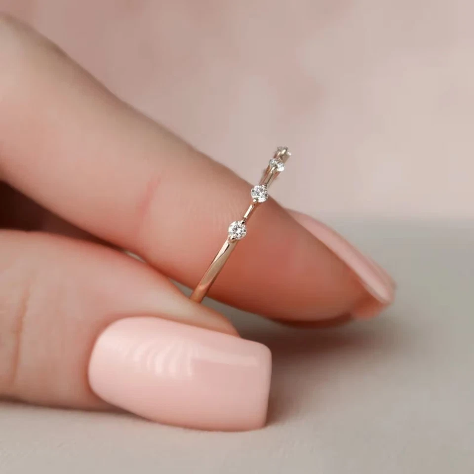 Banda de media eternidad de diamantes cultivados en laboratorio de corte redondo de oro amarillo de 18k hecha a mano Foto 3 de 4