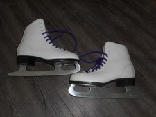 CCM Pirouette Girls Figure Skates Size 3 W/Blade Guards