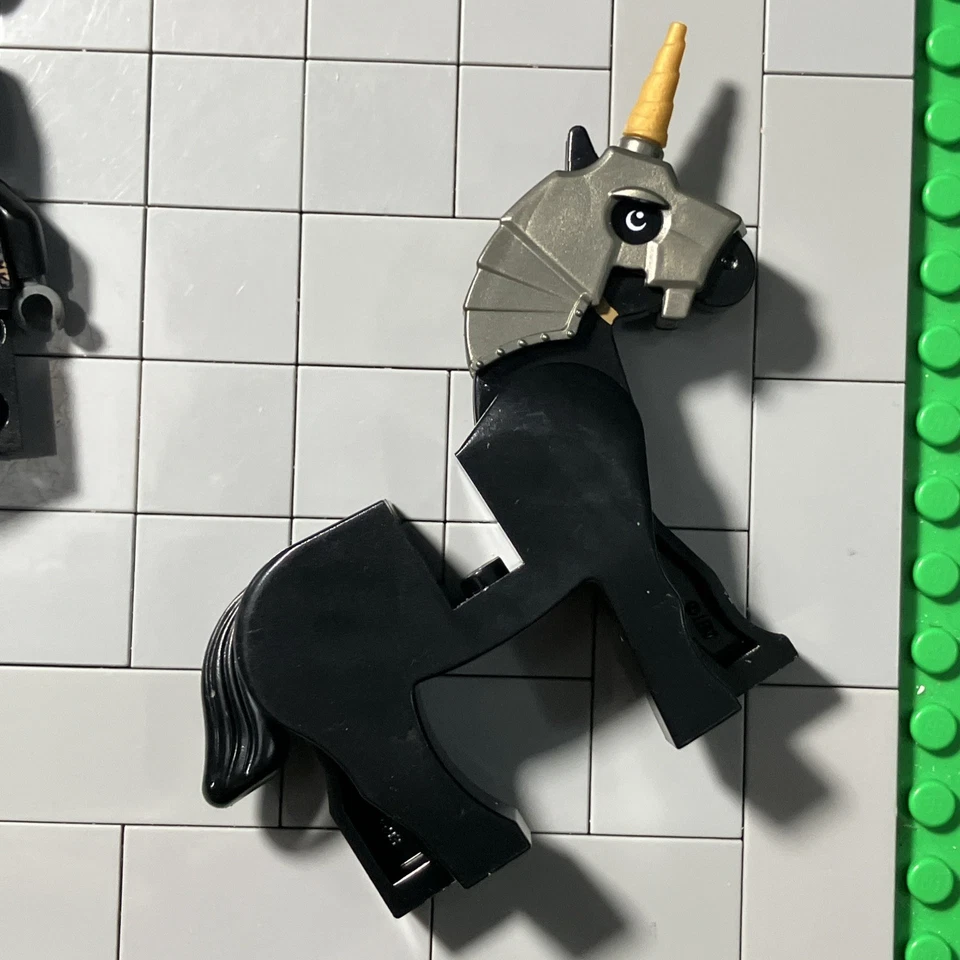 LEGO Kingdoms Dragon Knight Chains and Helmet Shield Sword Cas493 B1 7 - Image 4 of 4