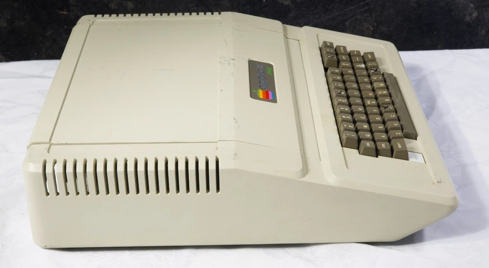 Vintage Apple II Plus  A2S1048 empty case 278553 - Image 2 of 4