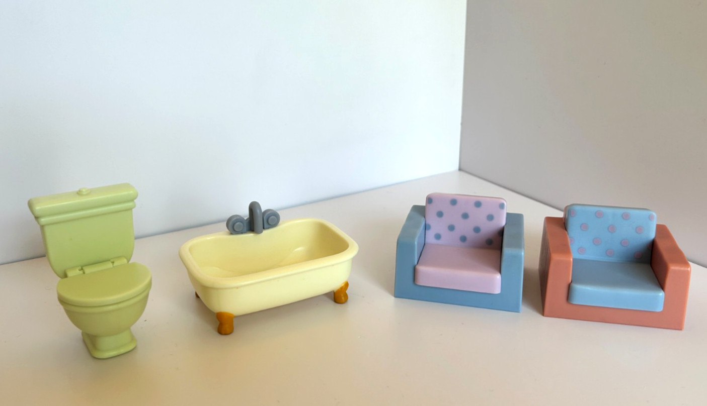 Bluey Furniture Lot Bathroom Tub Toilet Living Room Chairs Dollhouse Accessories
