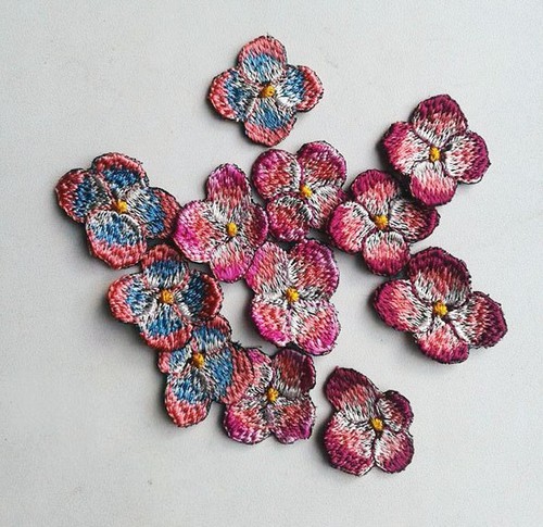 Pink Flowers Set Handmade Sew-On Embroidered Patches - Picture 4 of 5