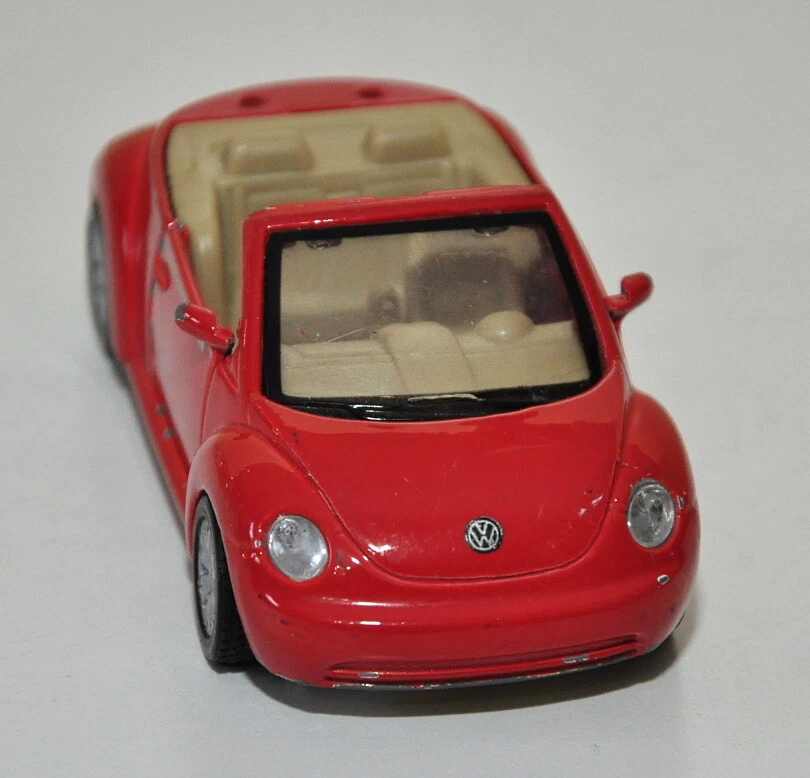 Modello auto Maisto Volkswagen New Beetle rossa scala 1:37  - Immagine 2 di 4