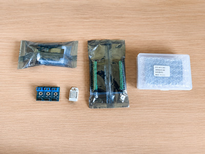 Esp32 + 2.8'' LCD + temperature/humidity sensor + voltage sensor + 30p adapter