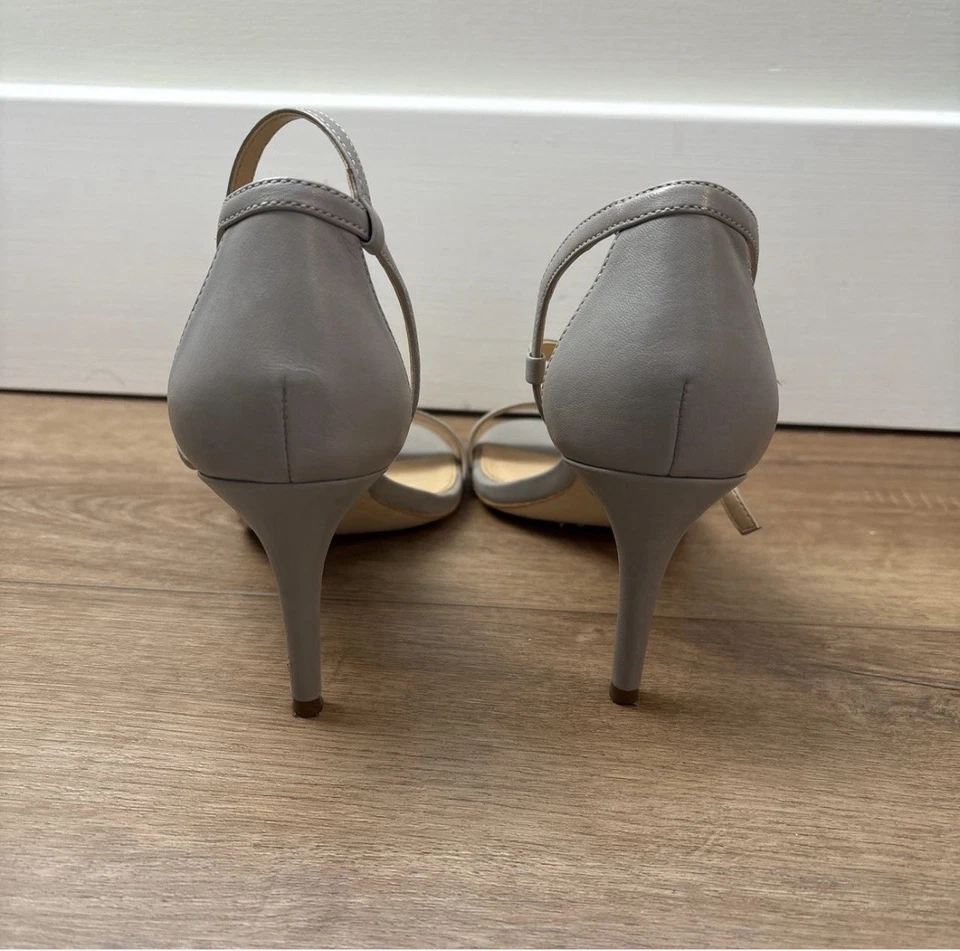 Sandália Michael Kors Simone salto aberto com alça no tornozelo cinza - Imagem 3 de 4