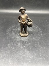 Brąz | Figurka | Chłopiec z koszem - I. 21