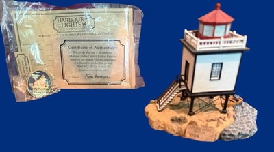 Lighthouse Harbour Lights Hatteras Beacon Lighthouse Figurine & Collector Pin