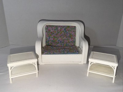 Barbie 1985 Dreamhouse White Wicker Plastic Pull Out Sofa Bed & Side Table