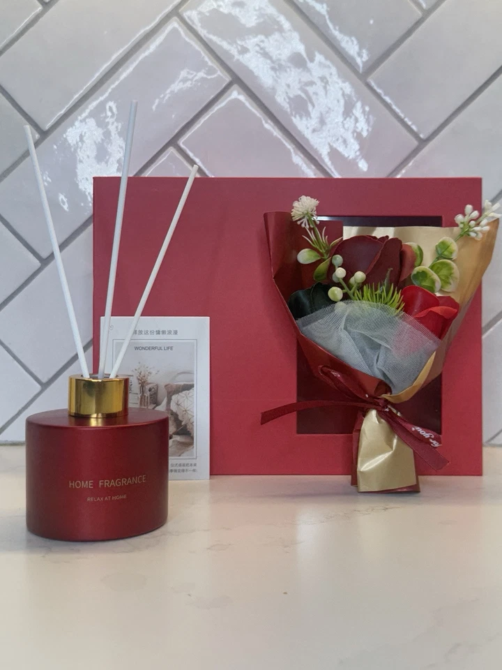 Caja de regalo romántica roja para ella; bodas, San Valentín, cumpleaños y aniversarios Foto 2 de 3