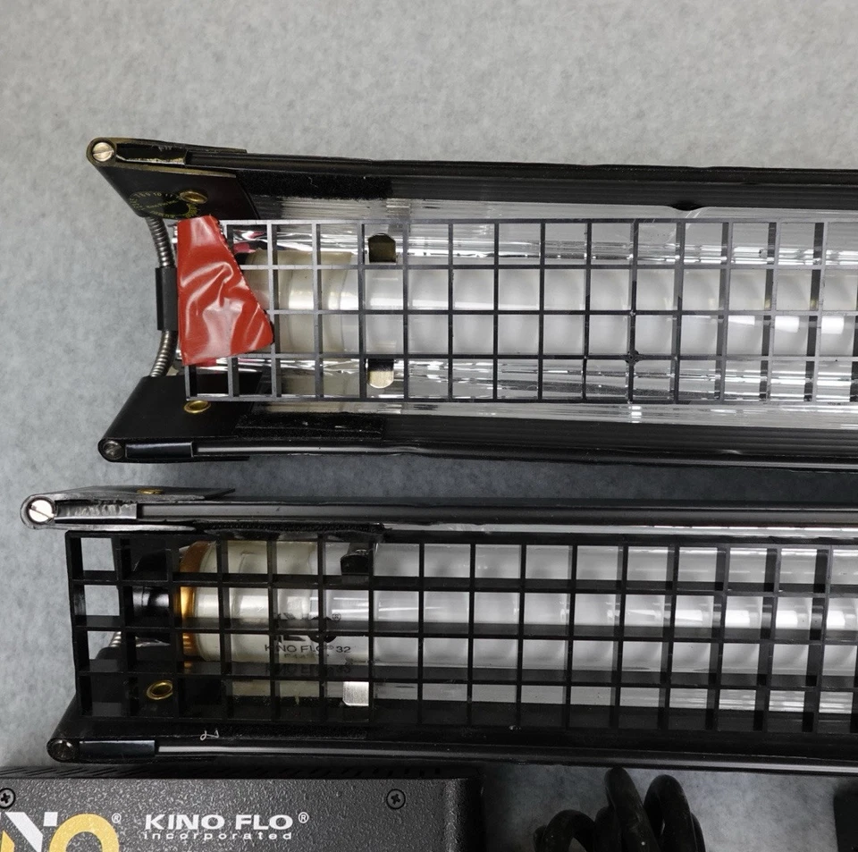 Kit de dos luces de sistema único Kino Flo 15” (12VDC) 3220K y 5500K lámparas con lote de amplificador Foto 2 de 4