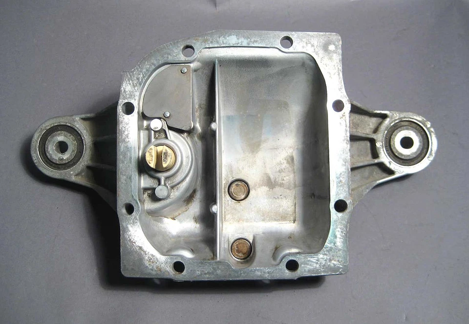 Tampa traseira diferencial BMW E36 6 cilindros 1992-1999 323is 325i 328i M3 fabricante de equipamento original usada - Imagem 2 de 3