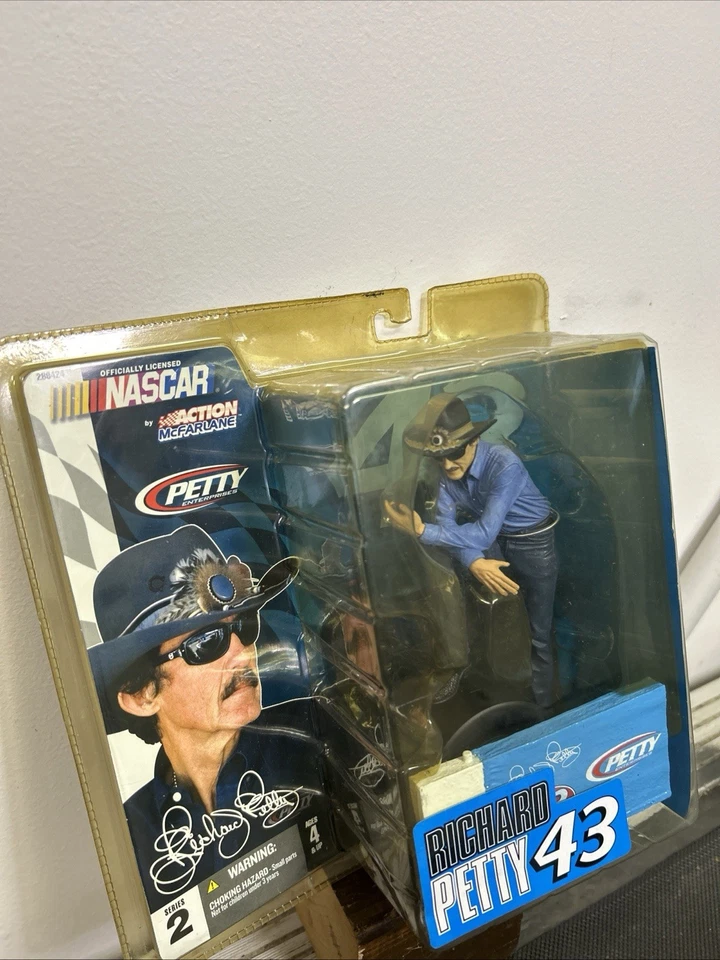 Figura de acción McFarlane Toys Richard Petty 2004 NASCAR serie 2, #43 Foto 3 de 4