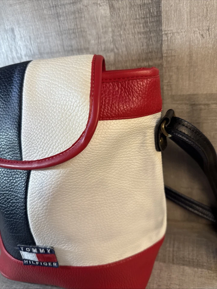 Cartera de cuero de colección Tommy Hilfiger roja blanca y azul logotipo Tommy Foto 3 de 4
