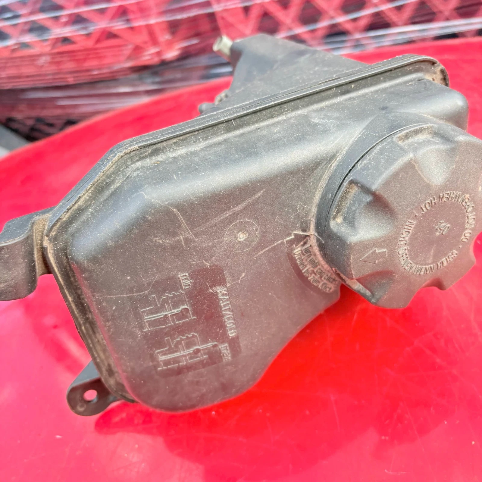 BMW E87 116i coolant expansion tank top view with cap
