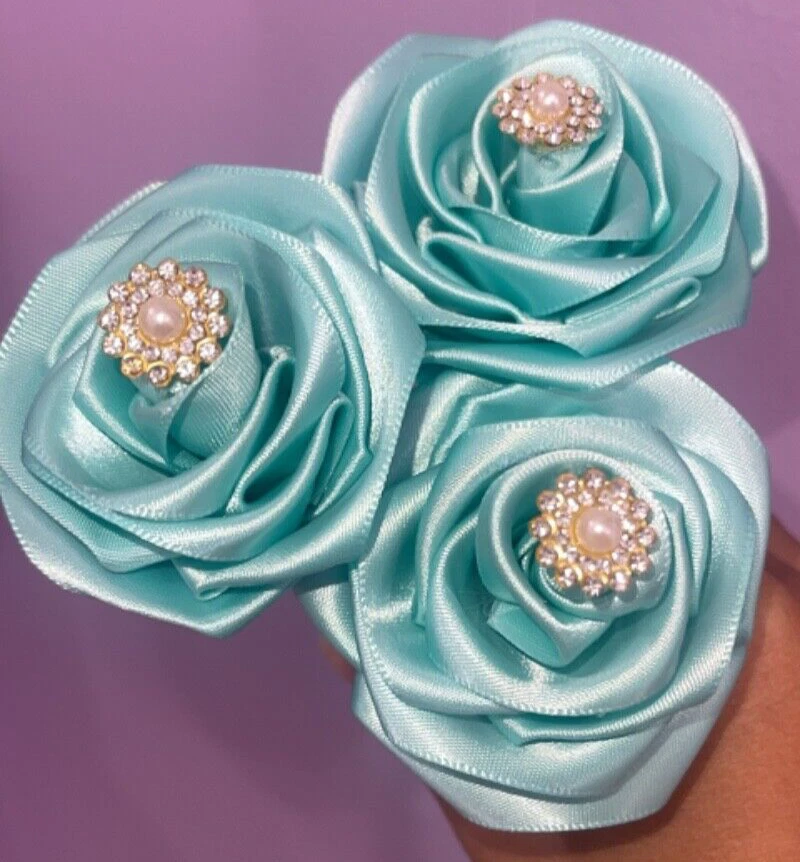 pequeño trío turquesa - 3 flores eternas envueltas en papel negro Foto 2 de 2