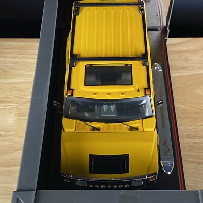 Maisto Hummer H2 SUV Premiere Edition 1:18 Scale w/ Stand - Yellow