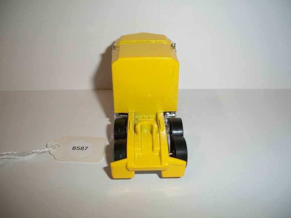 Hot Wheels Workhorses YELLOW Thunder Roller Semi #3924 With Ribbed Roof