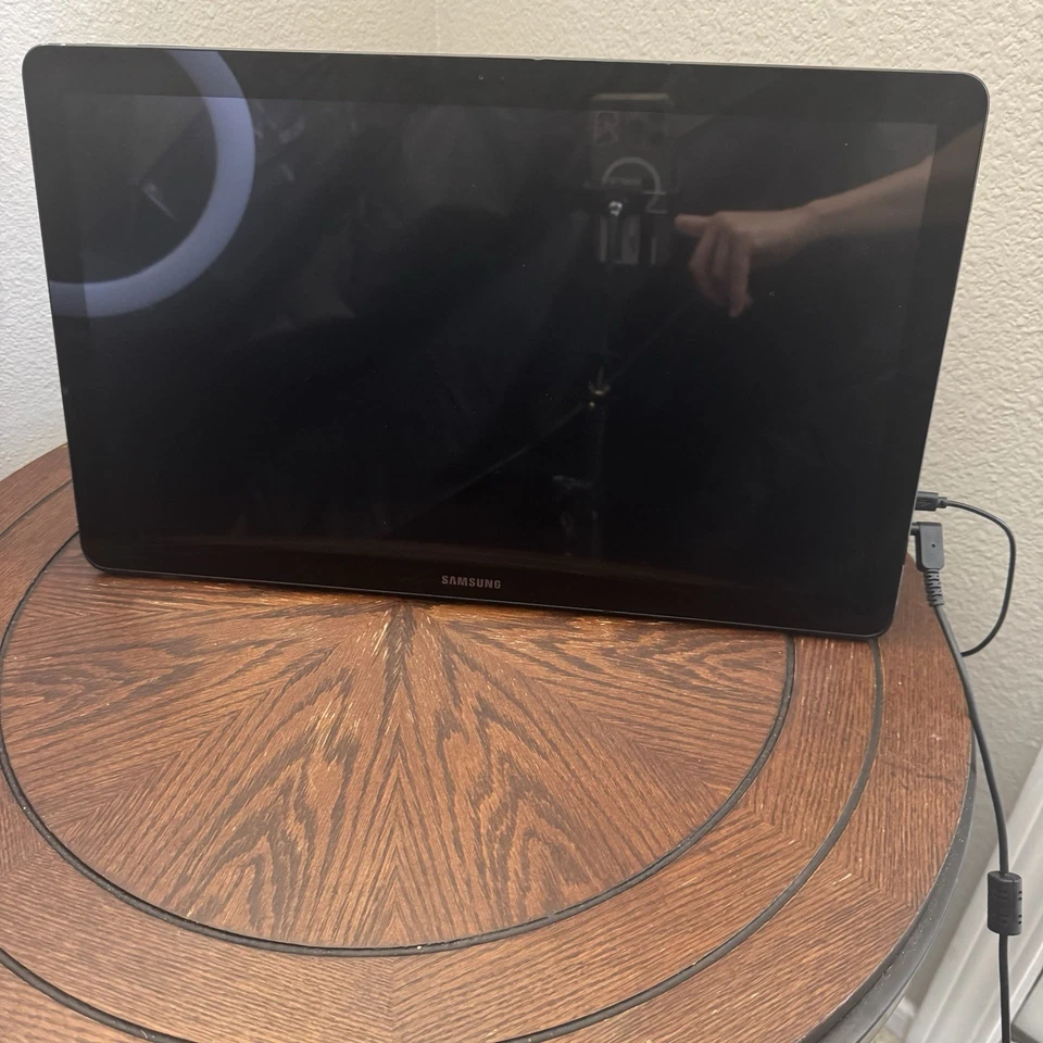 Tablet Samsung Galaxy View SM-T677A 18,4” 32 GB Wi-Fi + LTE AT&T funcionando Foto 2 de 4