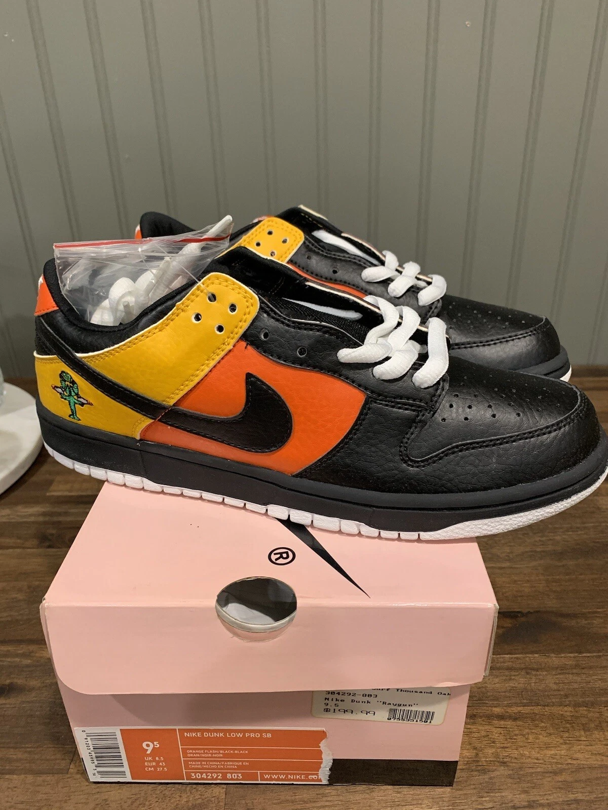 DS 2005 Nike SB Dunk Low Pro SB Raygun taille 9,5 304292 803 Supreme Futura