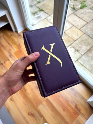 Xerjoff Parfum Geschenkbox/Verpackung lila/gold mit Flakonform-Einlage