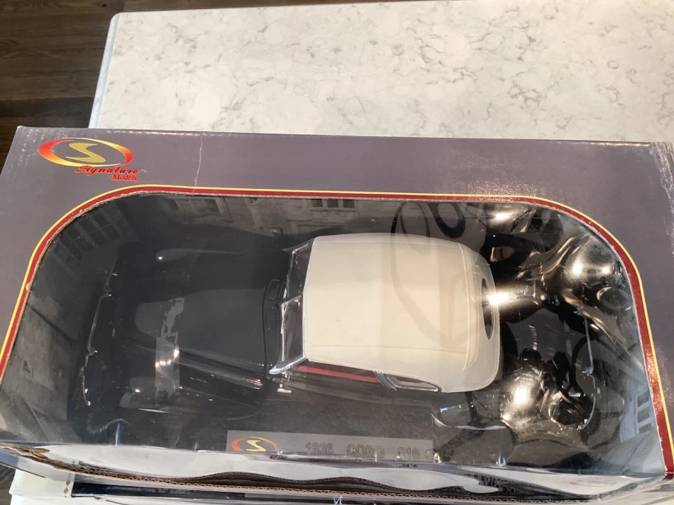 Signature Models 1:18 1936 Cord 810 - #18108 - Image 2 of 3