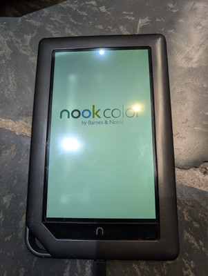 Barnes & Noble Nook Color Wi-Fi, 7 inch 8GB BNRV200 Works fine with good screen