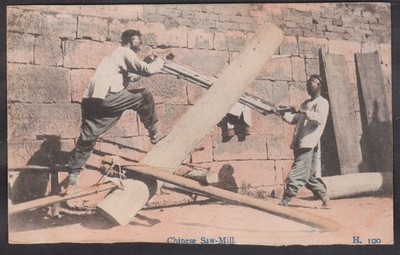 ALTE POSTKARTE ZWEI MÄNNER SÄGEN EINEN BAUMBROCKEN IN EINEM CHINESISCHEN SÄGEWERK