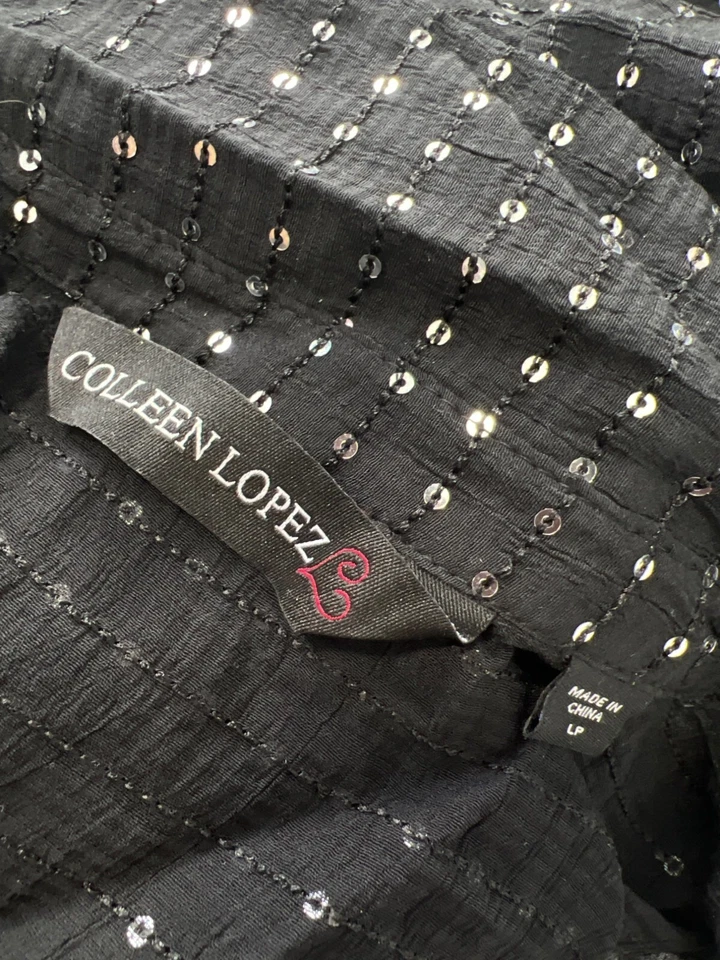 Túnica Colleen Lopez com botão frontal lantejoulas tamanho grande pequena enfeitada preta - Imagem 3 de 4