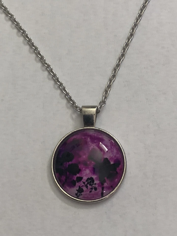 Nuevo collar colgante de plata cabujón de vidrio cabujón púrpura luz de luna de 1" Flying Fairy 18" Foto 3 de 4