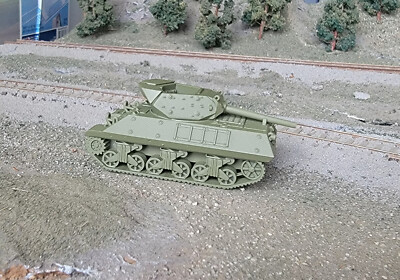 One HO 1/87 flat car load, M10 Wolverine tank destroyer in travel position