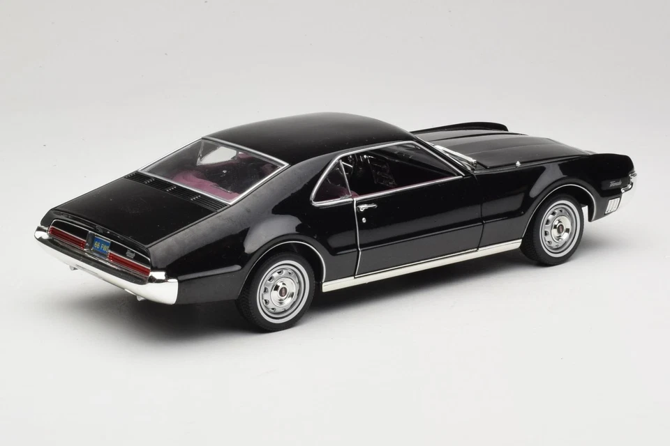 3041105 Oldsmobile Toronado Black American Mint 1:18 - Immagine 3 di 4