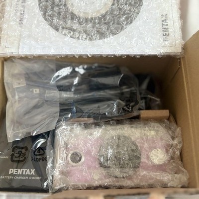 PENTAX Q-S1 ピンク 本体と付属品 PENTAX Q-S1 Pink Mirrorless Camera Body with Battery Charger