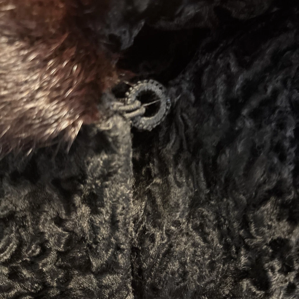 Abrigo de lana Bergdorf Goodman de corderos rizados con cuello de visón. Vintage. Foto 2 de 4