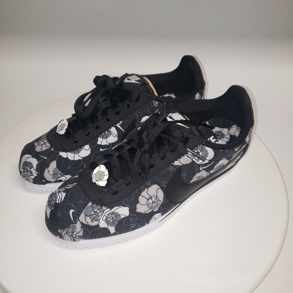 スニーカー Nike Classic Cortez LX Floral Pack Black (W) NEW Nike Classic Cortez LX Floral Womens 8 EU39 Black