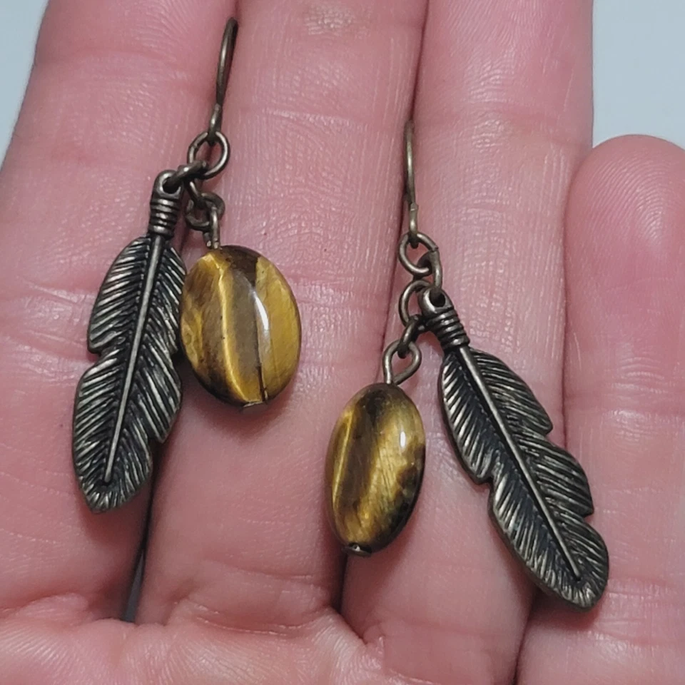 Pendientes colgantes ojo de tigre natural con pluma Foto 4 de 4