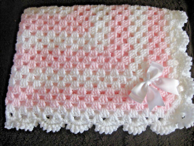 SCHÖNE HANDGEHÄKELTE BABYDECKE IN WEISS/ROSA MIT WEISSER SCHLEIFE (1)