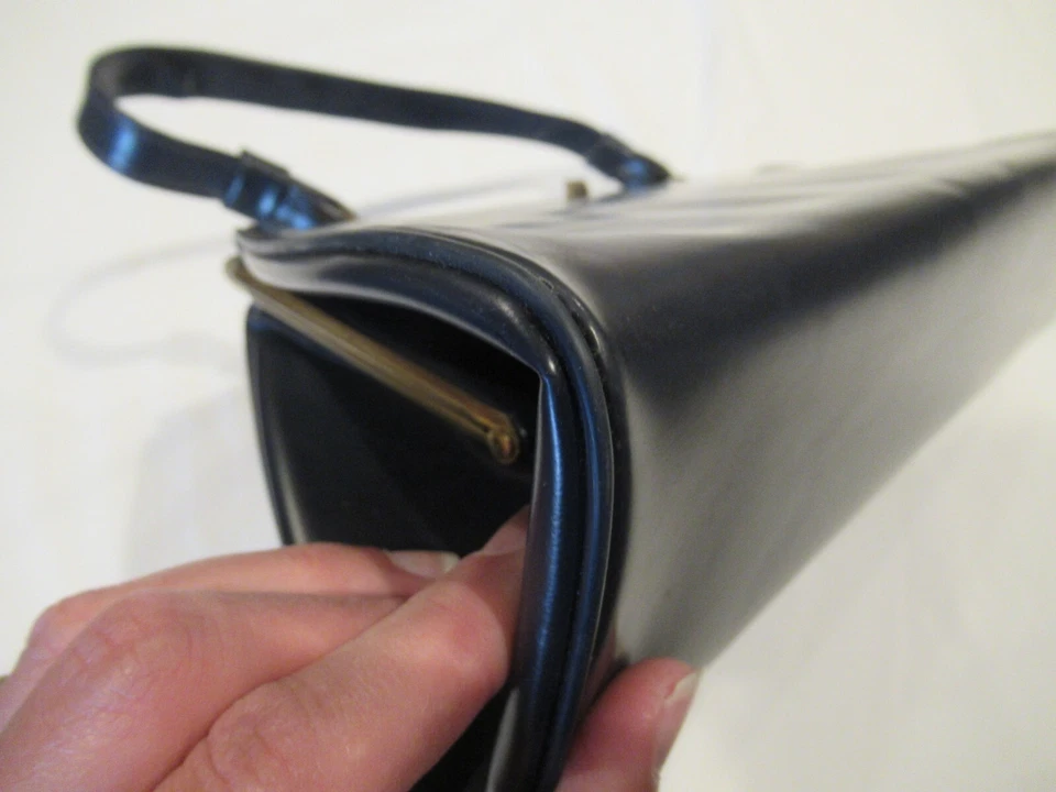 海军蓝乙烯基复古手提包,c. 20 世纪 60 年代,金色“翅膀”上边缘 — 第 4/4 张图片