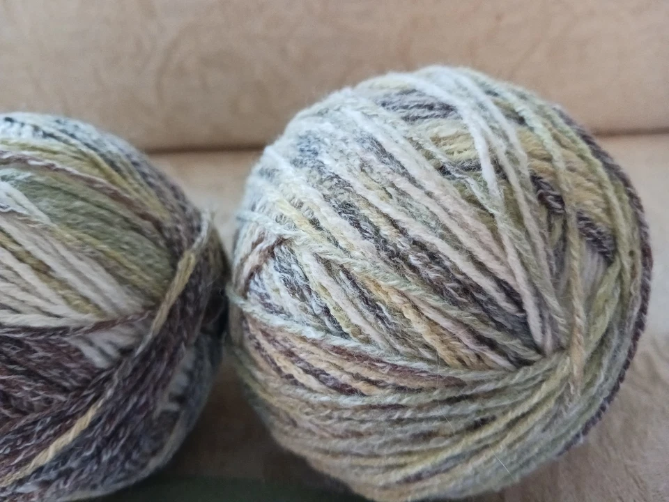 Sirdar Crofter DK Fair Isle Effect Yarn 2 骨架 50 克柔软黄色灰色白色格力 — 第 3/4 张图片