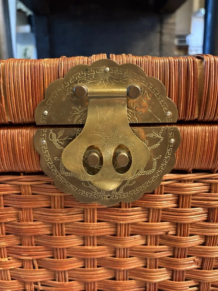 ¡Cofre de almacenamiento de baúl MCM de ratán y latón Chinoiserie vintage! Foto 3 de 4