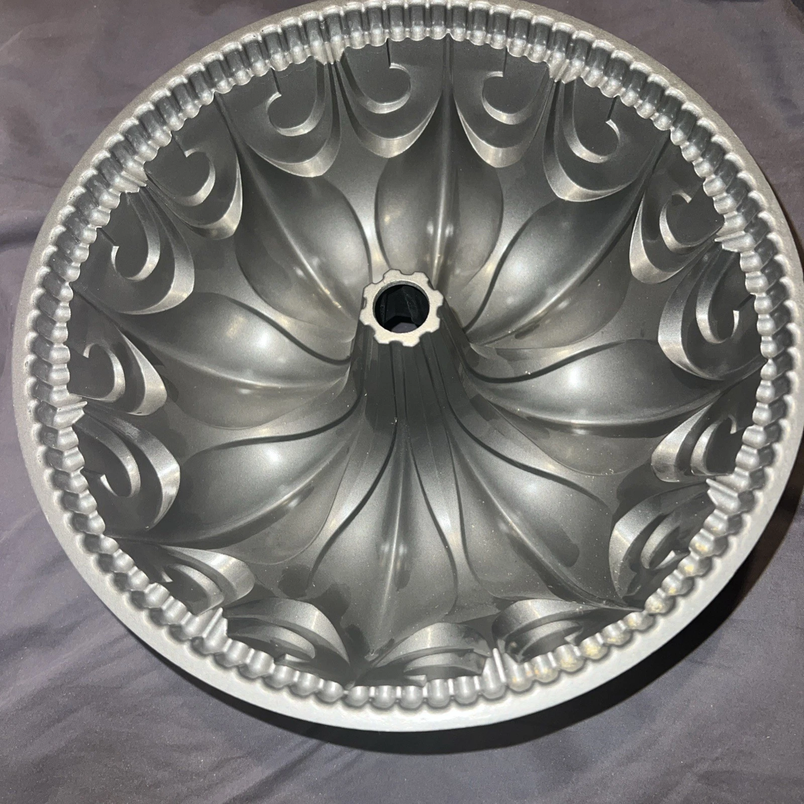 Nordic Ware Ornate 9" Cast Aluminum 10 Cup Fleur De Lis Bundt Cake Pan Mold
