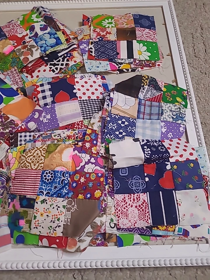 Lote De 95 Bloques De Edredón Nueve Parches De Colección Años 50 Años 60 Colores Brillantes Telas Foto 2 de 4