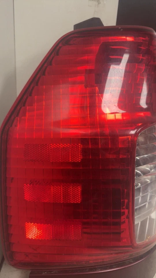 Conjunto de luz trasera izquierda Isuzu Ascender 2003-2008 Foto 3 de 4