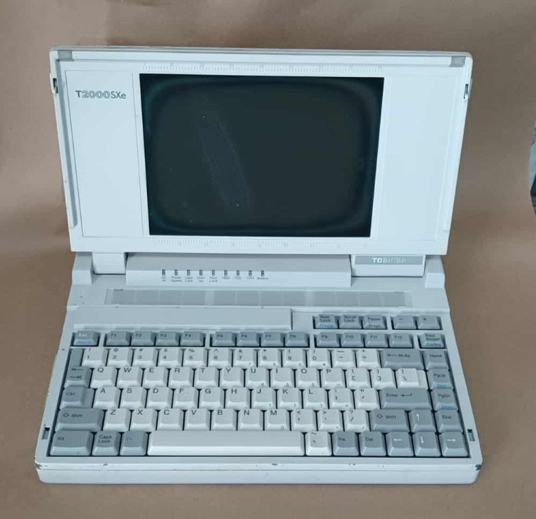 TOSHIBA T2000 SXe Vintage PC Laptop Untested PARTS BAD SCREEN AS-IS