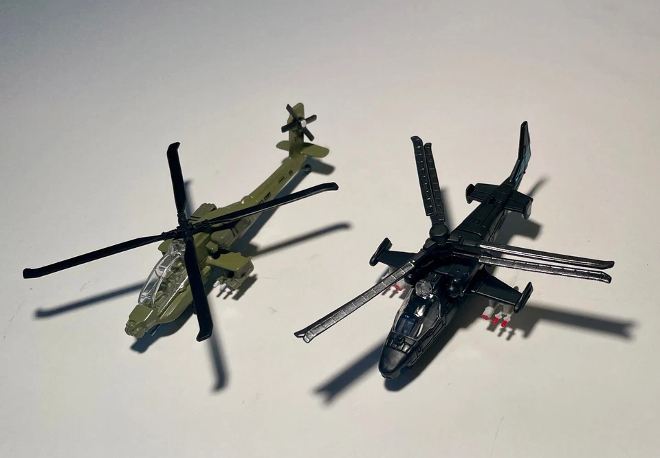 Helicóptero de ataque modelo fundido a presión 1:100 Kamov Ka-52 cocodrilo Boeing AH-64 Apache Foto 2 de 4