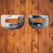 Coppia di selle western con fessure sul fianco placcate argento sterling incise Saddlesmith
